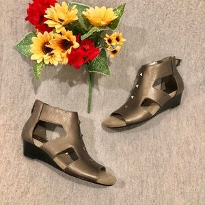 NWT - Aerosoles Metallic Pewter Gladiator-Style Wedge Sandals